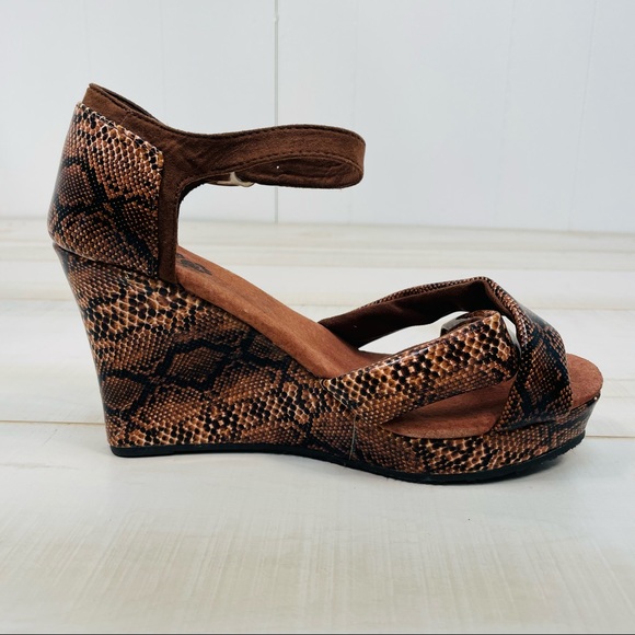 Dawgs NWOT Vegan Snakeskin Print Ankle Strap Wedge Sandals Sz 8 Brown - Picture 9 of 10